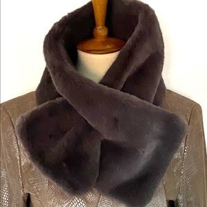 💥HOST PICK💥 NWT Chico’s Faux Fur Pull-Through Scarf